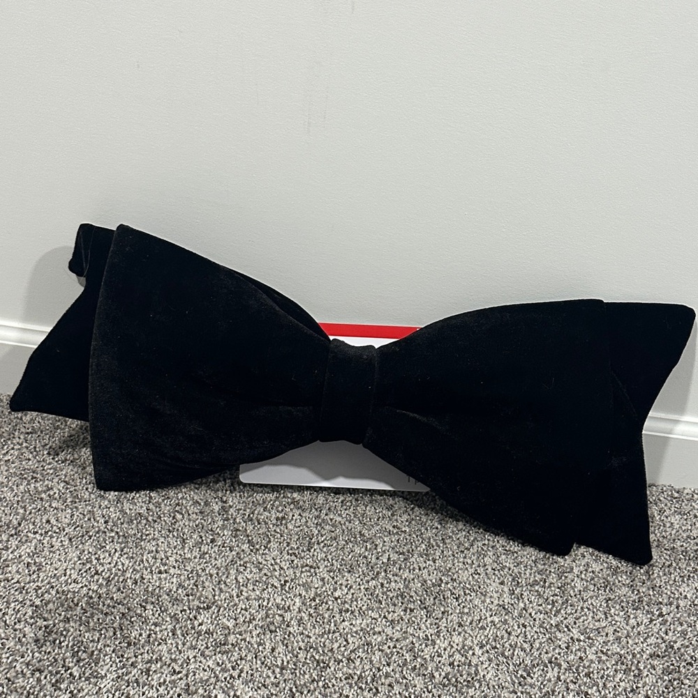 Classic Velvet Tree Bow